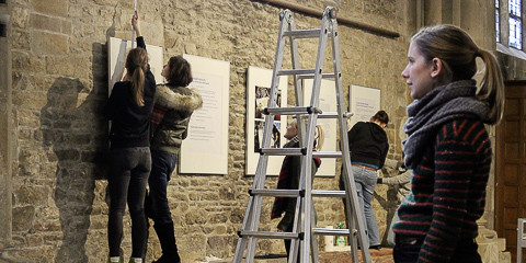 Studierende beim Aufbau einer Ausstellung