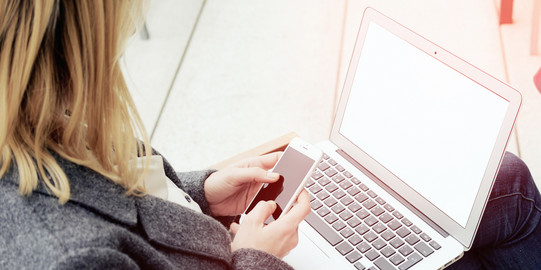 Arbeit am Computer Eine Frau arbeitet am Laptop.